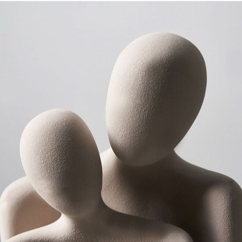 Moderne sculptuur die verbinding en tederheid symboliseert 