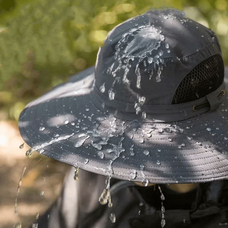Hatt med inbyggd solfläkt 