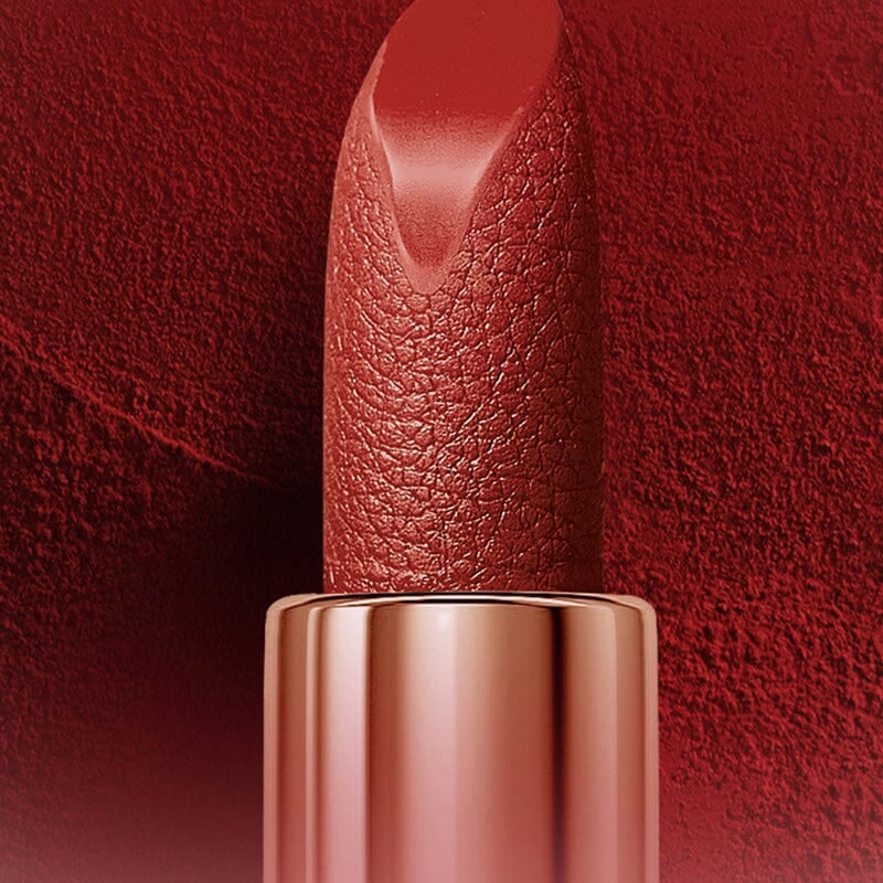 Matte huulipunat tyylikkäässä käsilaukussa 