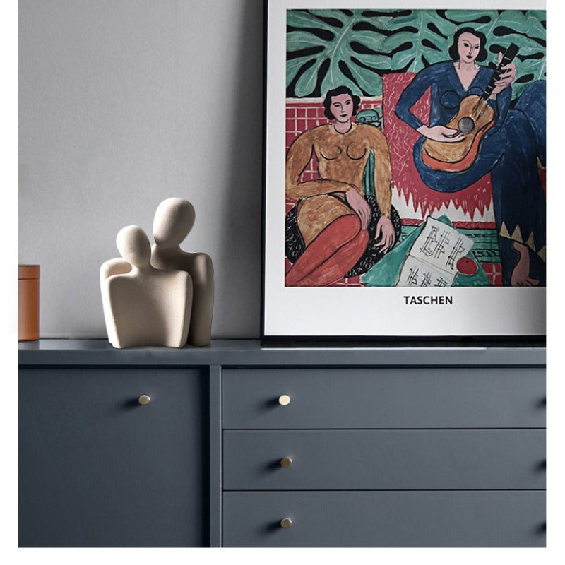 פסל מודרני המסמל קשר ורוך 