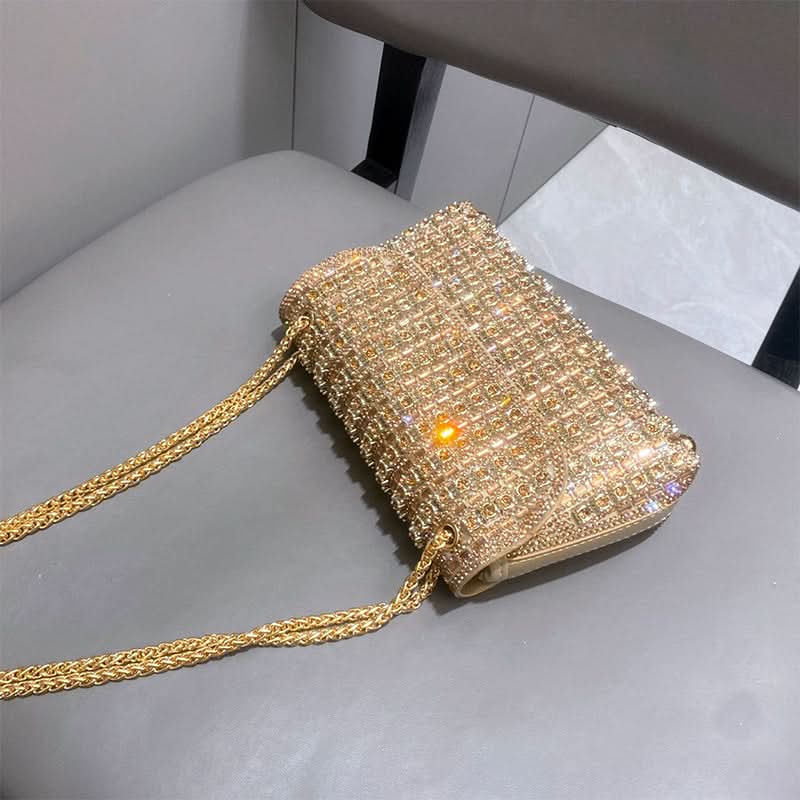 Shine in the evening with this glamorous rhinestone clutch 