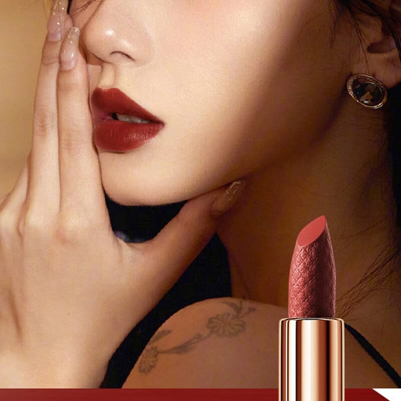 Matte huulipunat tyylikkäässä käsilaukussa 