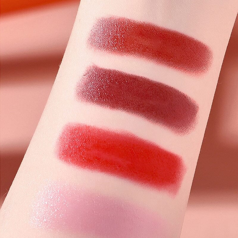 Matte huulipunat tyylikkäässä käsilaukussa 